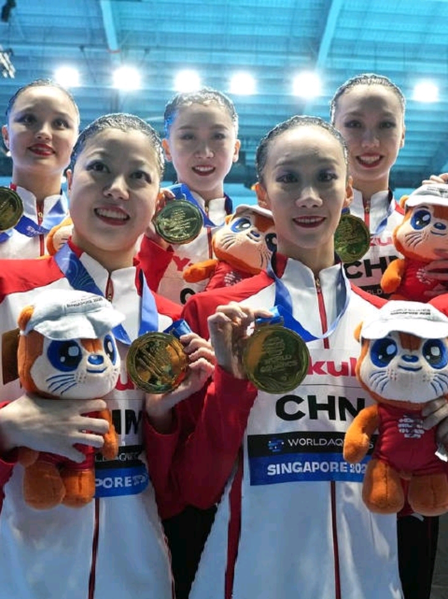 加拿大花游队获得团体自由自选金牌 加拿大花游队获得团体自由自选金牌