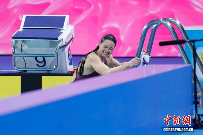 中国游泳健将勇夺金牌,全场沸腾 中国游泳健将勇夺金牌,全场沸腾