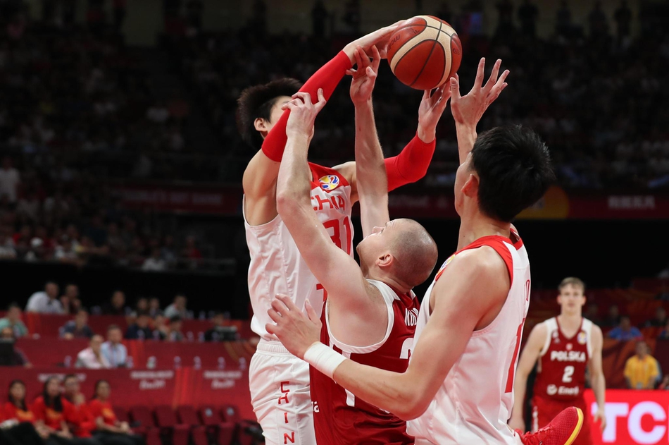 波兰队逆转葡萄牙队，马龙带队取胜