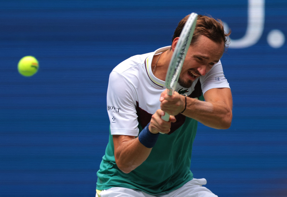 包含联合杯险胜美网，梅德韦杰夫统治全场的词条