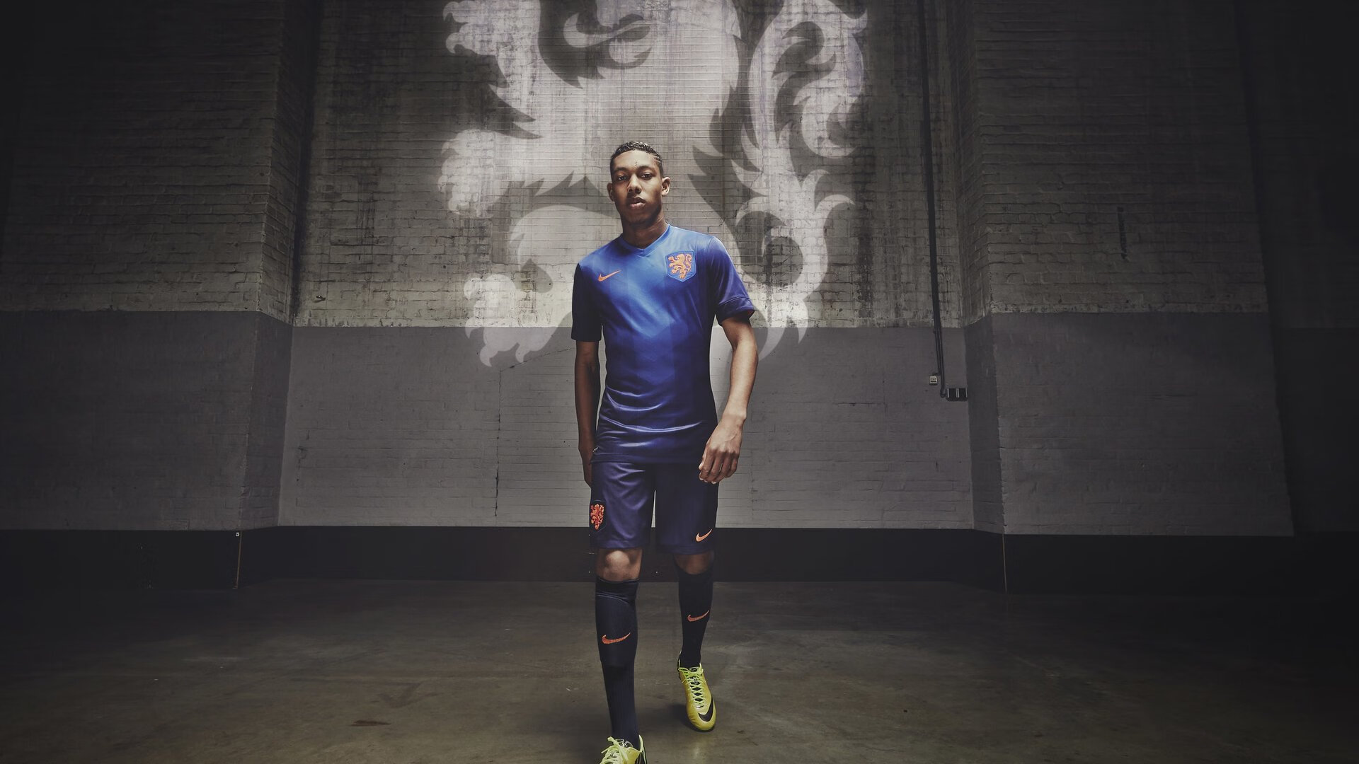 当足球爆冷遇上F1争冠,伊萨克在赛道接管比赛的隐喻